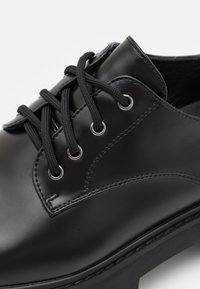 Koi Footwear SHELOB MENS METAL TOE LACE UP SHOES - Sapatos de atacadores - black