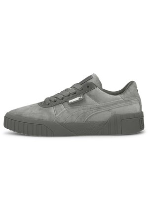 Baskets Puma en suède gris avec semelle épaisse en caoutchouc, fermeture à lacets et logo Puma sur le côté et le talon, vue de profil latéral.