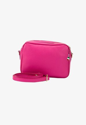 Roze leren schoudertas met een gestructureerde afwerking, gouden hardware en een verstelbare riem. Heeft een bovenste ritsluiting. Compact rechthoekig formaat.