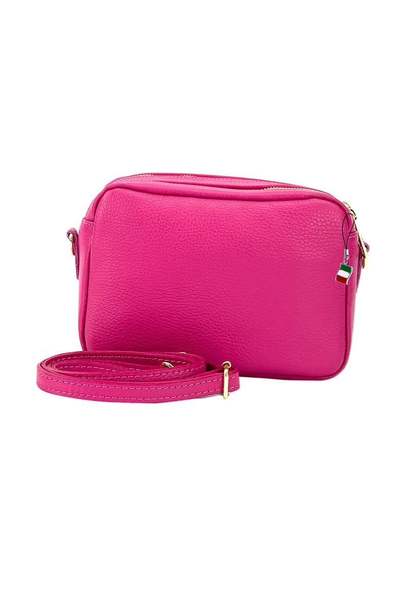 Roze leren schoudertas met een gestructureerde afwerking, gouden hardware en een verstelbare riem. Heeft een bovenste ritsluiting. Compact rechthoekig formaat.