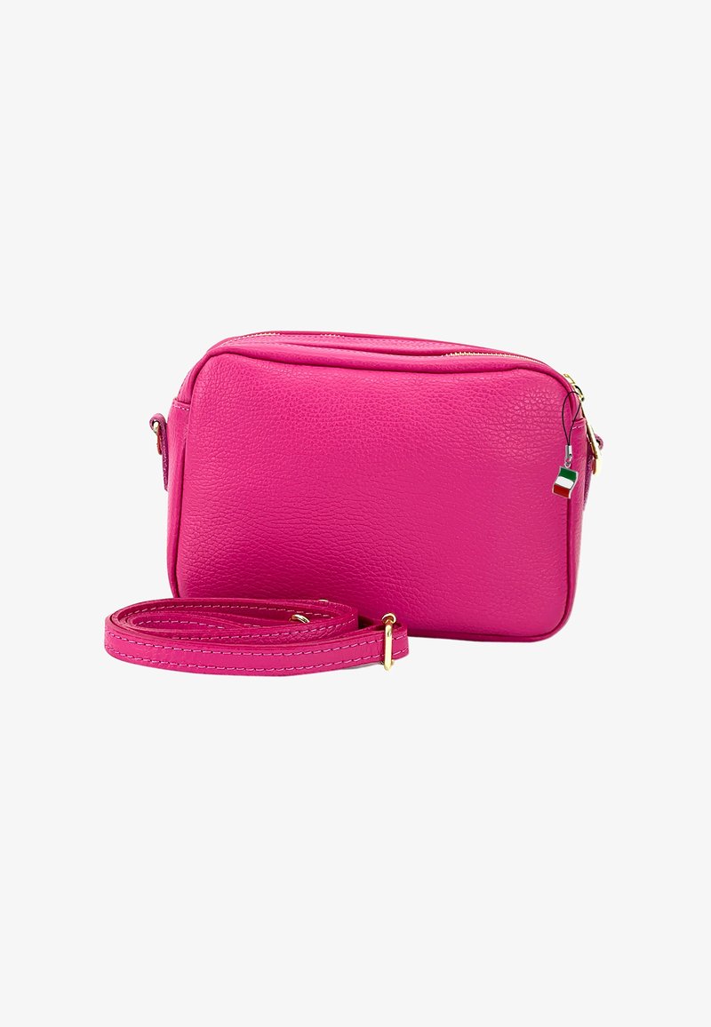 Roze leren schoudertas met een gestructureerde afwerking, gouden hardware en een verstelbare riem. Heeft een bovenste ritsluiting. Compact rechthoekig formaat.