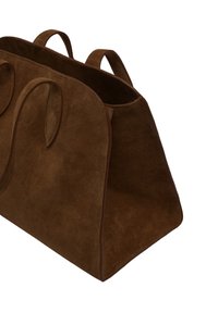 Brązowa torebka z zamszu o uporządkowanej formie, z dwoma uchwytami i zaokrąglonym otwarciem. Gładka struktura z wzmocnionymi brzegami.