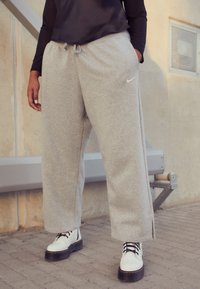 Nike Sportswear - PHOENIX W NSW STYLE FLC HR PANT PLUS - Jogginghose - grey heather Thumbnail-Bild 1