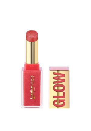 Rossetto rosa corallo Bellaoggi Italia con tubo dorato, mostrato scoperto accanto al tappo dorato e rosa con etichetta "GLOW."