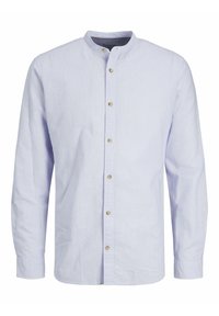 Chemise à rayures bleu clair à manches longues avec col mandarín et boutons marron sur le devant, coupe ajustée.