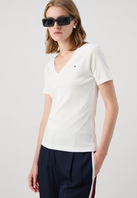 Tommy Hilfiger SLIM CODY V NECK - Jednoduché tričko - ecru