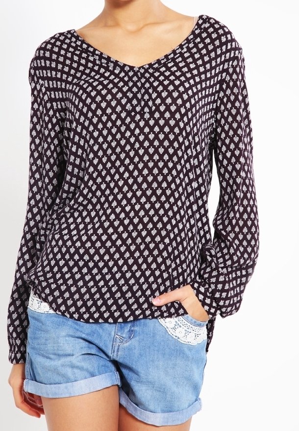 Dunkel gemusterte Bluse mit V-Ausschnitt und langen Ärmeln, die ein geometrisches Design in Weiß und Hellgrau auf einem navyblauen Hintergrund zeigt.