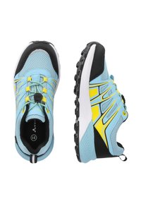 Ljusblåa sportskor med svarta detaljer, gula inslag, ovandel i mesh, vadderad sula och mönstrad gummisula för grepp.