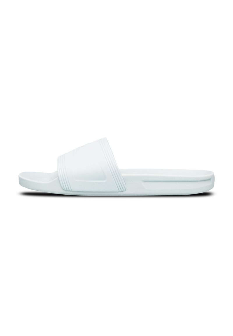 Lichtblauwe slidersandaal gemaakt van flexibel materiaal. Beschikt over een brede band met horizontale ribbels en een platte zool voor comfort.