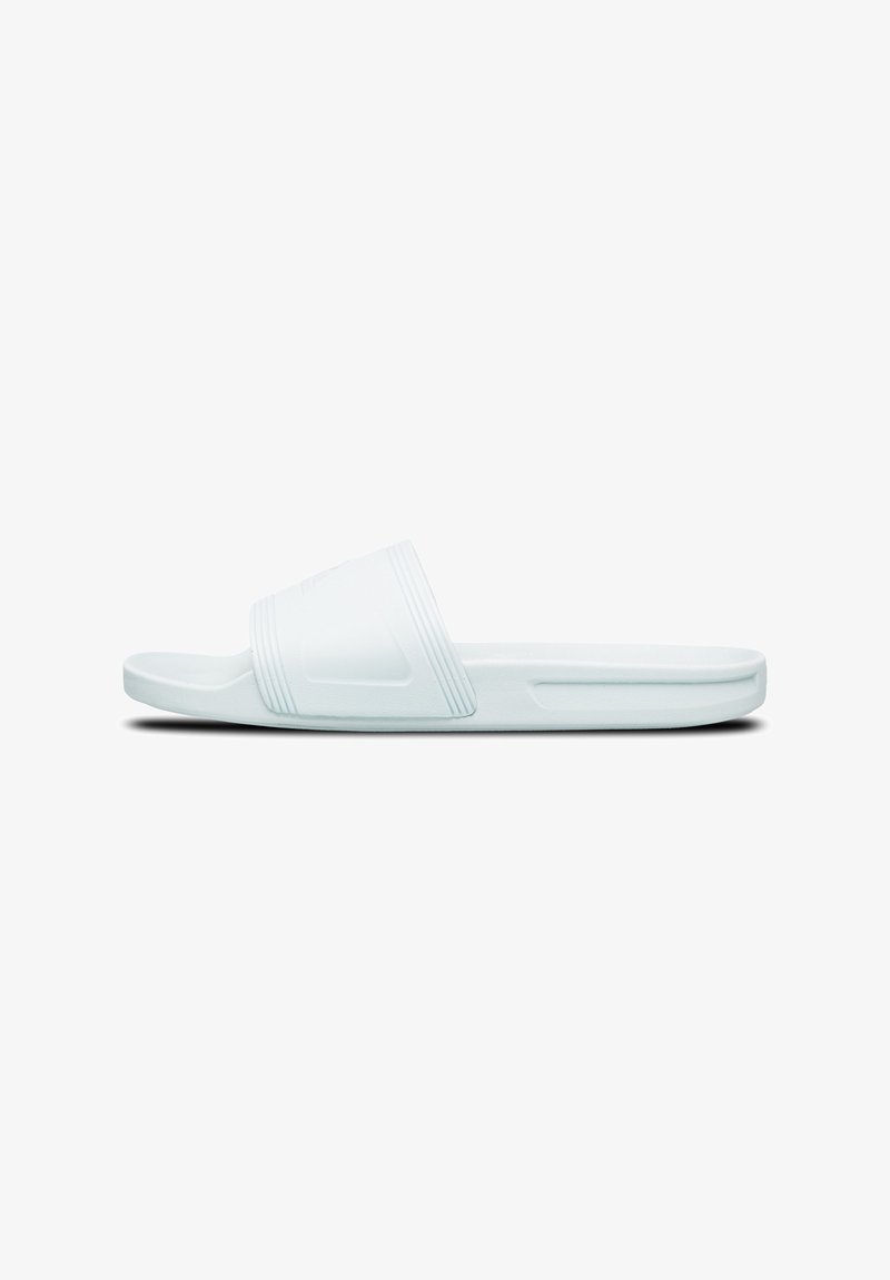 Lichtblauwe slidersandaal gemaakt van flexibel materiaal. Beschikt over een brede band met horizontale ribbels en een platte zool voor comfort.