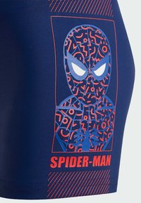 Námořnické plavky s potiskem Spider-Mana v červené a modré barvě, se geometrickými vzory a textem "SPIDER-MAN" v tučné červené.