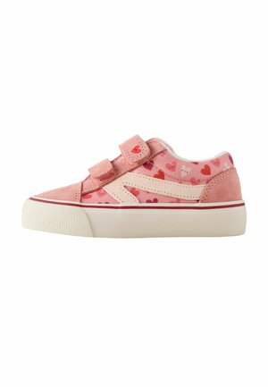 Pinkfarbener Kindersneaker mit Herzmustern, zwei Klettverschlüssen, strukturierter Sohle und hellbeigem Seitenstreifen auf weißem Hintergrund.
