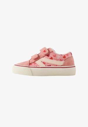 Roze kindersneaker met hartjespatronen, twee klittenbandsluitingen, een gestructureerde zool en een lichtbeige zijstreep op een witte achtergrond.