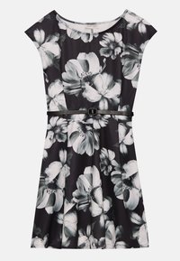 Vestido floral en negro con un patrón de flores blancas y grises, mangas cortas, una cintura entallada y un detalle de cinturón negro en la cintura.