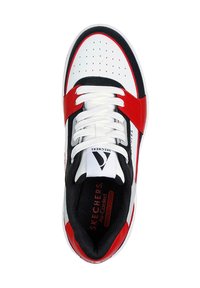 Zapatilla blanca con acentos rojos y negros; puntera perforada, lengüeta acolchada y cordones blancos. En el interior presenta la marca "Espuma de Memoria Aireada".