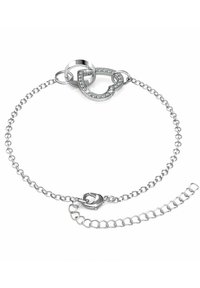 Silberner Charm-Armband mit Kettendesign, ausgestattet mit einem herzförmigen Verschluss, der mit kleinen, klaren Steinen verziert ist. Detaillierte Kettenverlängerung.