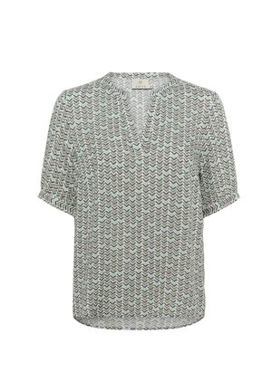 Rövid ujjú blúz könnyű, áttetsző anyagból, zöld és szürke zig-zag mintával, V-kivágással és felgöngyölt ujjakon.