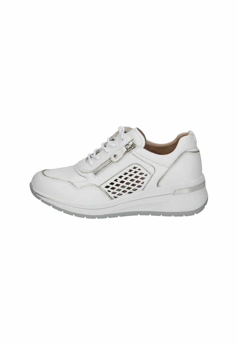 Sneaker bianche con tomaia in pelle liscia, pannello laterale in mesh e dettagli in tonalità argento. Presentano una chiusura con lacci frontale e cerniera.