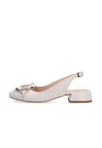 Slingback-Schuh aus hellbeigem Leder mit einer dekorativen Schleife und einem goldfarbenen Hardware-Akzent sowie einem niedrigen, klobigen Absatz.