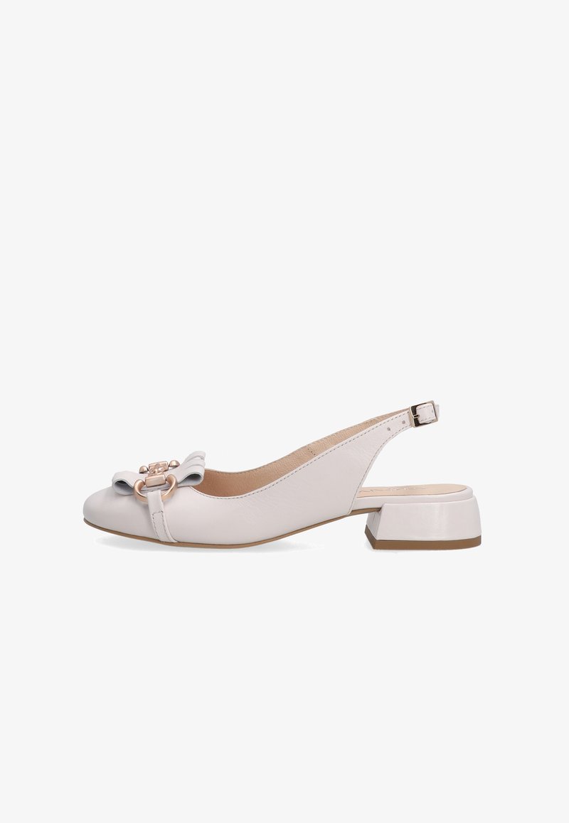 Slingback-Schuh aus hellbeigem Leder mit einer dekorativen Schleife und einem goldfarbenen Hardware-Akzent sowie einem niedrigen, klobigen Absatz.