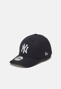Marineblaue Baseballmütze mit weißem gesticktem "NY"-Logo, strukturiertem Stoff, gebogenem Schirm und einem New Era-Abzeichen auf der linken Vorderseite.