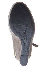 Šedá semišová podrážka boty s texturovaným černým gumovým spodkem, raženým nápisem "Vyrobeno v Itálii" a velikostí "37". Má hladký zakřivený tvar.