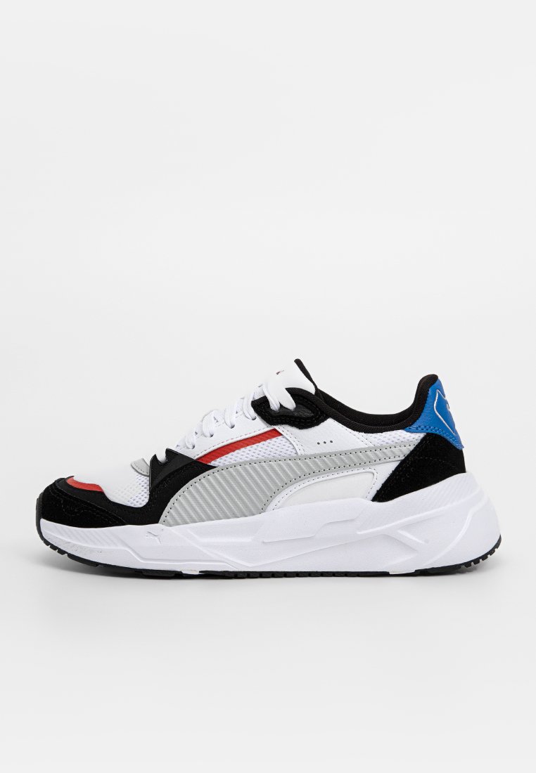 Svart, vit och blå sneaker i mesh och syntetiska material. Har en texturerad silverpanel, röd accent och design med tjocka sulor.