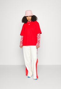 adidas Originals TEE - Paprasti marškinėliai - vivid red