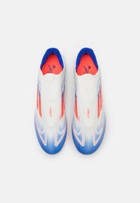 adidas Performance F50 LEAGUE LACELESS FIRM/MULTI-GROUND - Botines de fútbol para terreno firme - footwear white/solar red/lucid blue