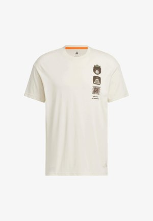 Kremowa bawełniana koszulka z brązowymi grafikami przedstawiającymi niedźwiedzia, góry i kwiat, z napisem "przygotuj się na przygodę". Krótkie rękawy, okrągły dekolt.