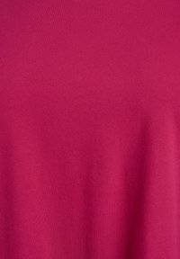 Fuchsia bomuldsstof med en glat tekstur, der har en ensfarvet overflade uden synlige mønstre eller hardware. Enkel og udecorated design.