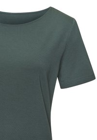 T-shirt verde scuro a maniche corte con scollatura rotonda. Tessuto morbido e liscio con una leggera texture. Design semplice, senza motivi o accenti visibili.