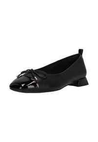 Chaussure de ballet plate noire avec bout en cuir verni, petit talon et nœud décoratif avec embouts métalliques sur fond blanc.