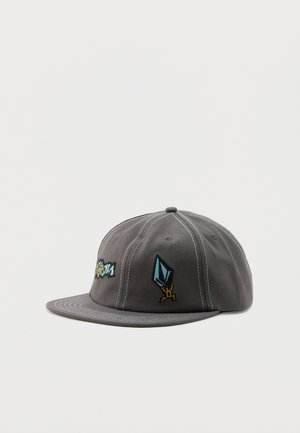 Szara czapka bejsbolowa z białym przeszyciem, z kolorowym napisem i wyszywanym niebieskim diamentem z żółtą postacią pod spodem.