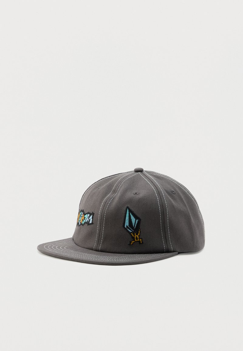Γκρι καπέλο μπέιζμπολ με λευκή ραφή, με πολύχρωμο κείμενο και κεντημένο μπλε διαμάντι με κίτρινη φιγούρα από κάτω.