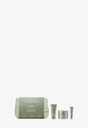 Tohtori Baborin ihonhoitosetti, joka sisältää savipohjaisen monipuolisen puhdistusaineen, kosteuttavan heleyttävän voiteen ja virkistävän silmänympärysvoiteen minimalistisessa vihreässä pakkauksessa.