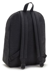 Svart ryggsäck med en slät, strukturerad yta, vadderade axelremmar och ett handtag på toppen. Enkelt design, med dragkedjestängning och sidofickor.