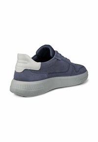 Sneaker blu navy con finitura in suede texturizzato, suola in gomma grigia, accento bianco sul tallone e design tradizionale con lacci.
