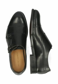 Czarne skórzane buty o gładkim wykończeniu, z pojedynczym zapięciem na klamrę i okrągłym noskiem. Podeszwa jest smukła z niewielkim obcasem.