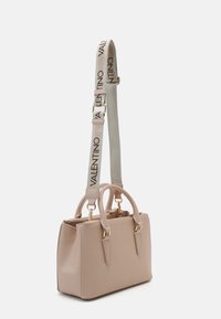 Sac à main beige avec une forme structurée, deux poignées supérieures, une bandoulière détachable arborant le logo "VALENTINO", et des accents en métal doré.