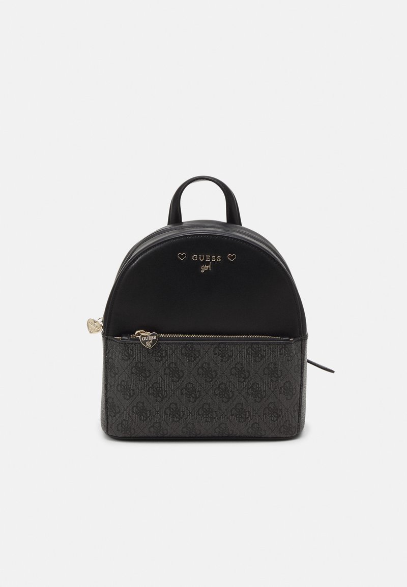 Mochila de imitação de couro preta com topo arredondado, detalhes em dourado, um bolso frontal com fecho de correr e uma seção inferior com padrão apresentando um design de logotipo repetido.