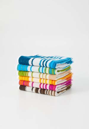 Une pile de huit torchons en coton de différentes couleurs, présentant des rayures et des motifs variés, avec des bords texturés et une douceur agréable.