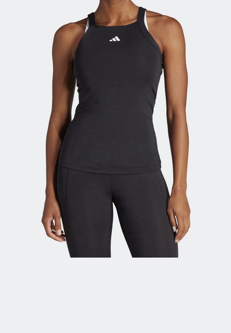 Schwarzes sportliches Tanktop mit einer taillierten Passform, hergestellt aus glattem Material. Verfügt über weiße Akzente an den Schultern und ein Logo auf der Brust.