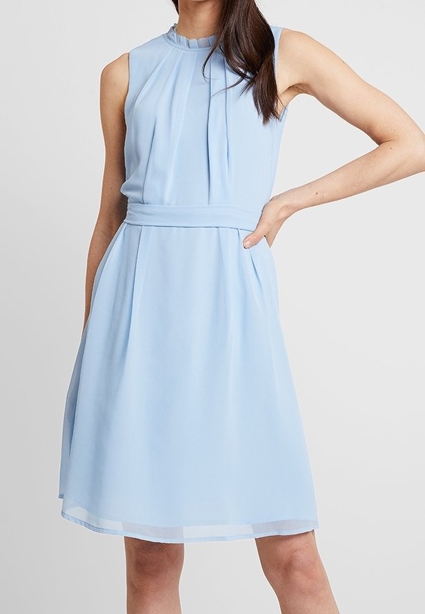 Jasnoniebieska bezrękawnikowa sukienka z plisowanym dekoltem, dopasowaną talią i rozszerzanym dołem. Wykonana z miękkiego, płynącego materiału o subtelnym połysku.