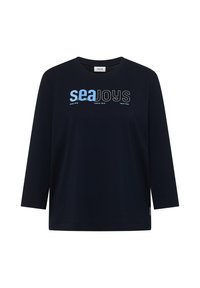 T-shirt à manches longues bleu marine en coton, avec un grand imprimé graphique en bleu clair et texte blanc sur la poitrine.