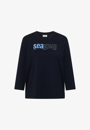 Granatowy, bawełniany t-shirt z długim rękawem, ozdobiony dużym nadrukiem graficznym w jasnoniebieskim kolorze oraz białym napisem na piersi.