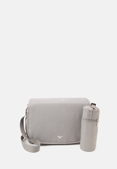 Borsa a tracolla grigia realizzata in tessuto liscio, con un supporto cilindrico rimovibile, tracolla regolabile e un accento del logo sul davanti.