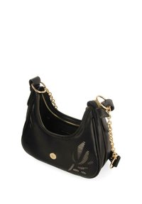 Sac à main en cuir noir avec des découpes, quincaillerie dorée et une bandoulière en chaîne. Caractérisé par une texture lisse et un design incurvé. Fermeture zippée.