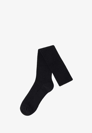 Sort ribbet strømpe lavet af blødt stof, med en forstærket tå og glat tekstur. Designet til komfort og varme.