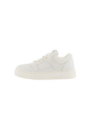 Sneaker bianco in pelle liscia con accenti in mesh, punta tonda, suola piatta e dettagli perforati sui lati. Design minimalista.